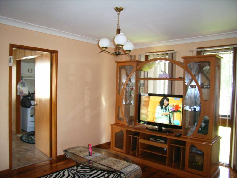 GREAT FAMILY HOME - AVAIL MID APRIL Picture 2
