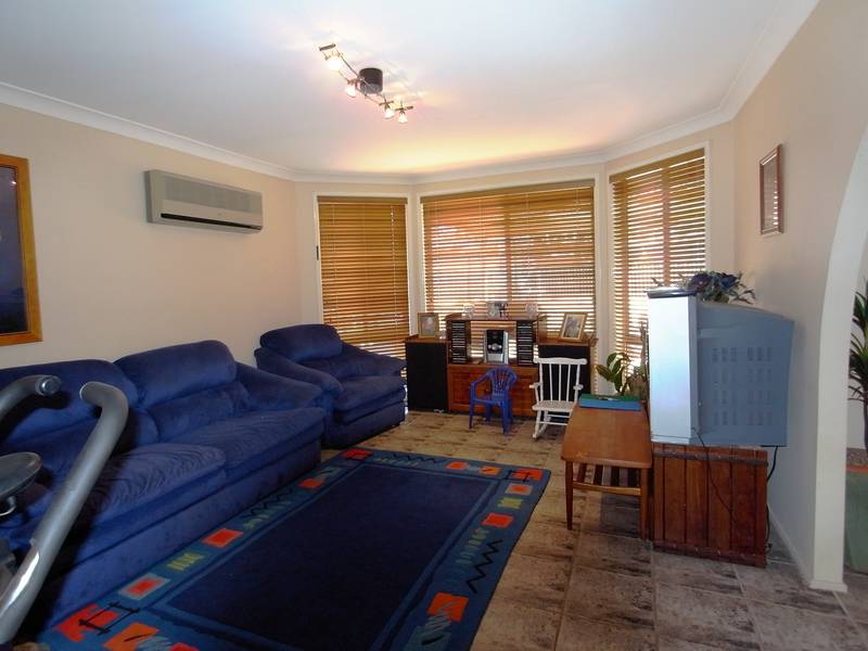 MAGNIFICENT 4 BEDROOM FAMILY HOME Picture 2