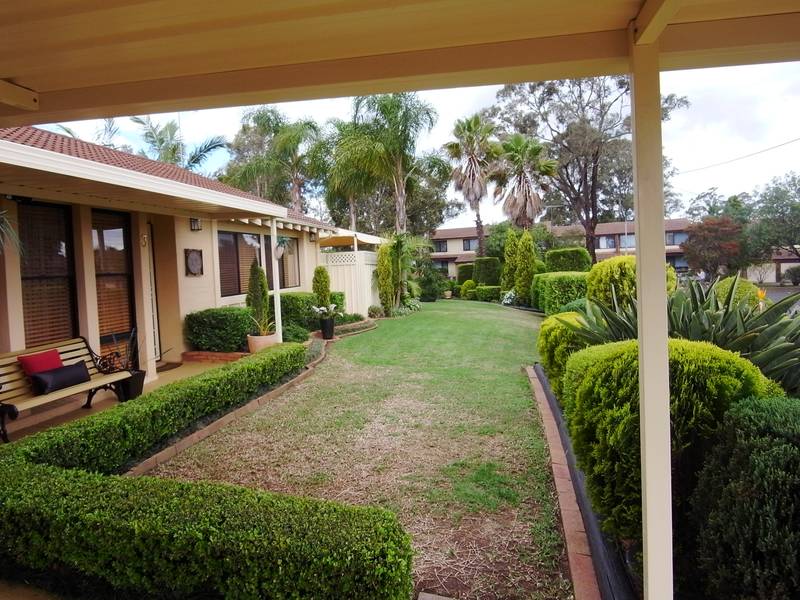 A JEWEL IN THE CROWN Picture 3