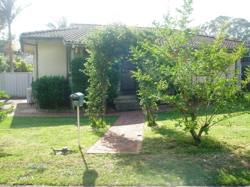 HUGE KITCHEN & PLENTY OF CUPBOARD SPACE Picture 1