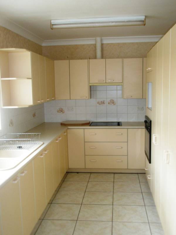 HUGE KITCHEN & PLENTY OF CUPBOARD SPACE Picture 2