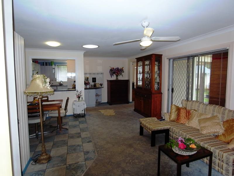 DESIRABLE LARGE 4 BEDROOM HOME Picture 3