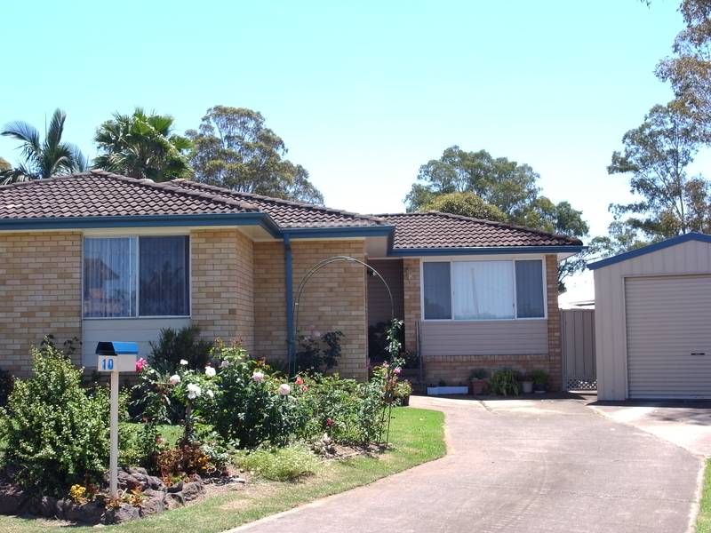 DESIRABLE LARGE 4 BEDROOM HOME Picture 2