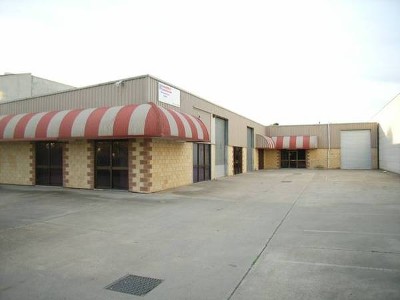 LARGE ENOUGH FOR TRUCK ACCESS-price includes outgoings Picture