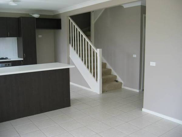 LARGE TOWNHOUSE - AVAIL NOW Picture 3