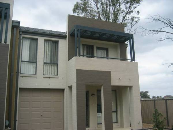 LARGE TOWNHOUSE - AVAIL NOW Picture 2
