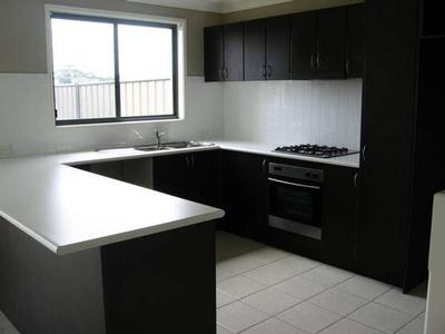 LARGE TOWNHOUSE - AVAIL NOW Picture