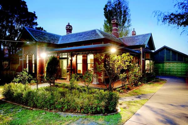 FULLY RENOVATED GRAND FAMILY HOME! Picture 1