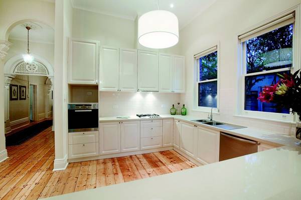 FULLY RENOVATED GRAND FAMILY HOME! Picture 2