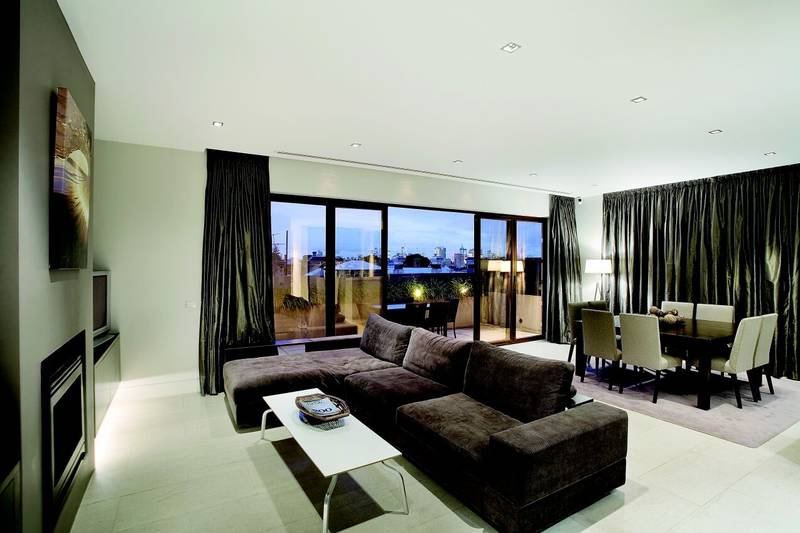 GRAND SINGLE LEVEL RESIDENCE! Picture 2