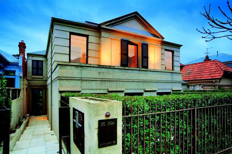 GRAND SINGLE LEVEL RESIDENCE! Picture 1