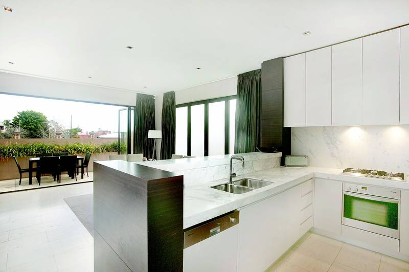 GRAND SINGLE LEVEL RESIDENCE! Picture 3