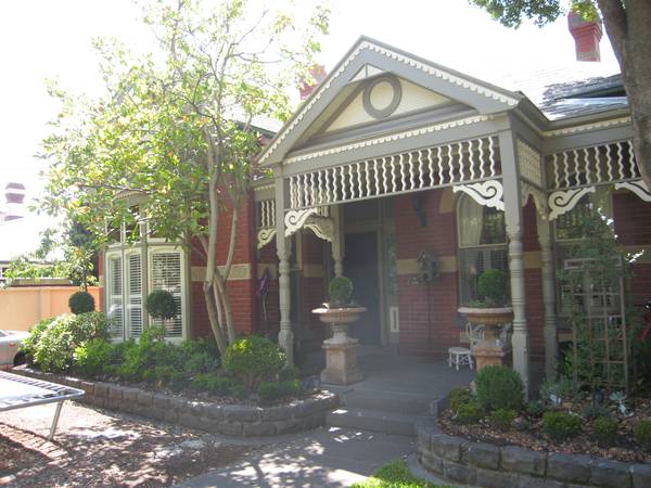 SUPREME EXECUTIVE FAMILY HOME! Picture 2