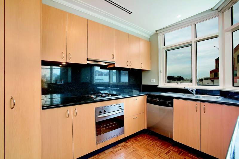 YARRA RIVER AND CITY VIEWS! Picture 3