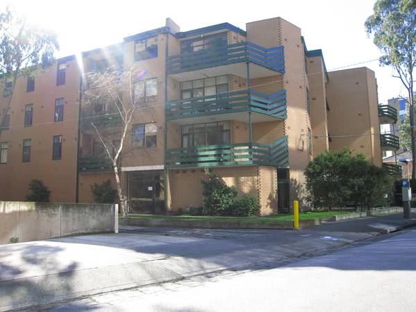 MODERN, REFINED AND PRACTICAL! Picture 1