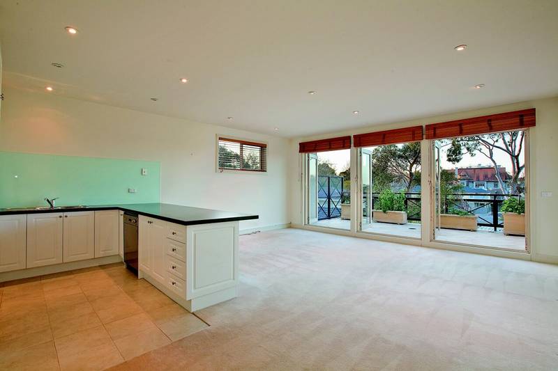 EXECUTIVE TOORAK RESIDENCE! Picture 2