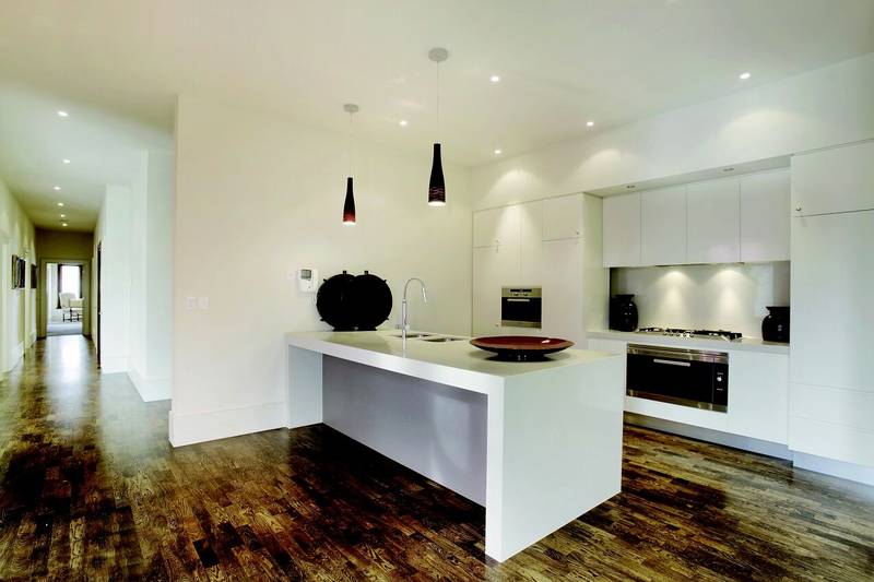 Stunning Cosmopolitan Living Picture 3