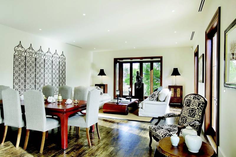 Stunning Cosmopolitan Living Picture 2