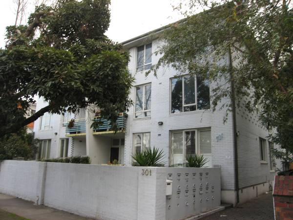 ELEVATED REAR APARTMENT! Picture 1