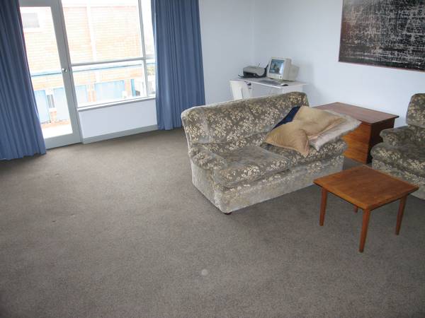 ELEVATED REAR APARTMENT! Picture 2