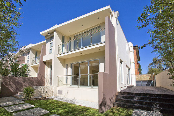 SPECTACULAR TOWN RESIDENCE! Picture 1