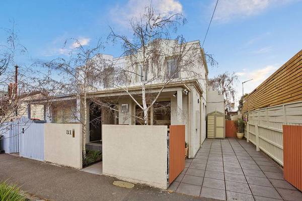 GORGEOUS HOME IN TOP LOCATION! Picture 1