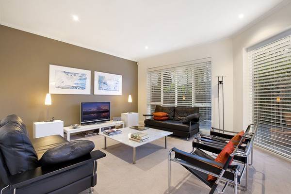 MODERN EXECUTIVE LIVING! Picture 2