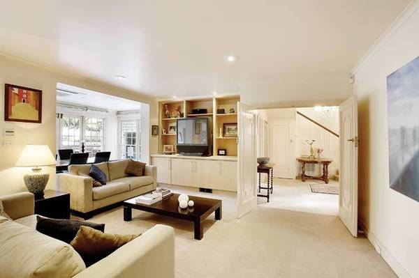 LARGE FAMILY HOME BUILT FOR ENTERTAINING! Picture 3