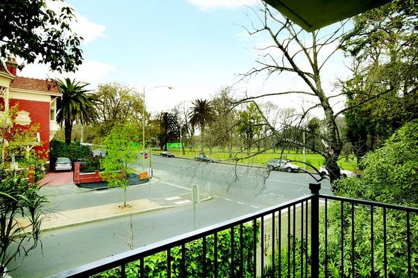 BLUE CHIP LOCATION OPPOSITE FAWKNER PARK! Picture BLUE CHIP LOCATION OPPOSITE FAWKNER PARK! Picture