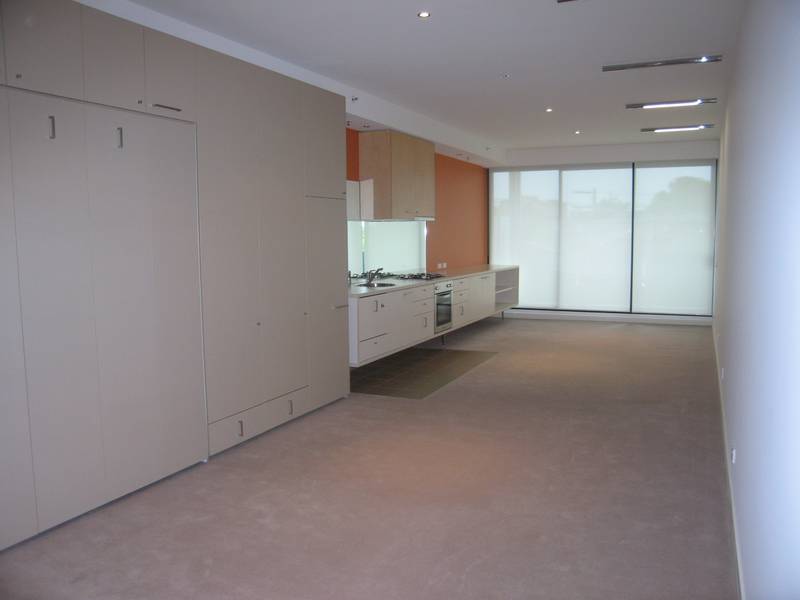 SUPER SPACIOUS NEW YORK STYLE APARTMENT! Picture 3