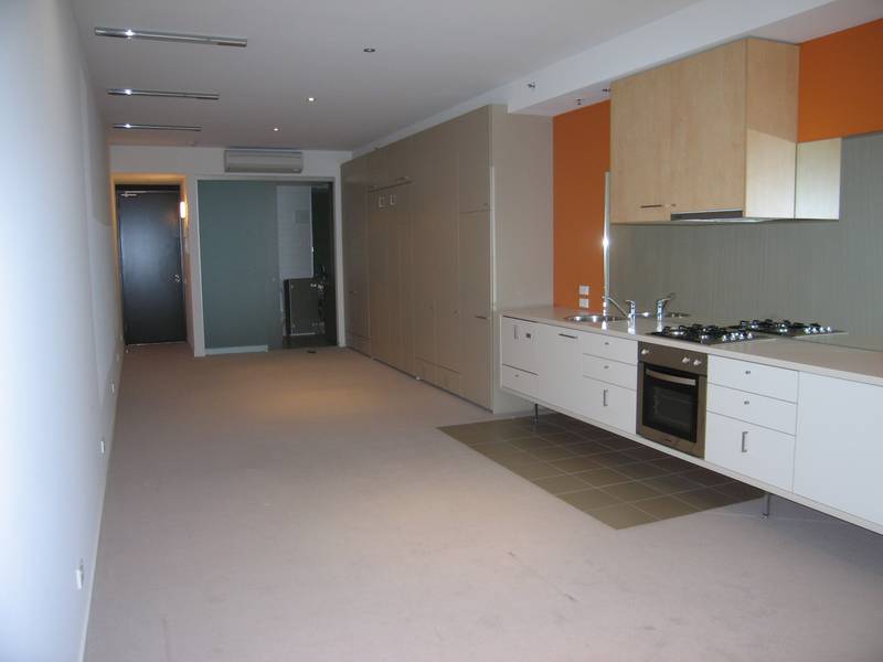 SUPER SPACIOUS NEW YORK STYLE APARTMENT! Picture 2