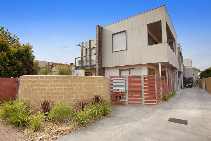 BOUTIQUE STYLE APARTMENT! Picture 1