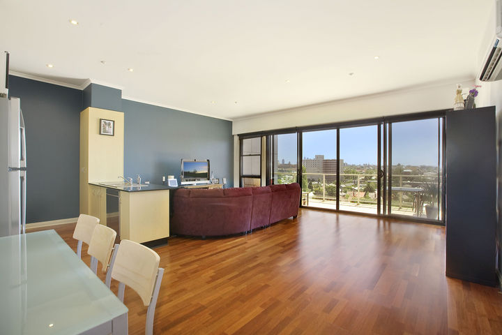 MODERN PAD WITH BREATHTAKING VIEWS!! Picture 3