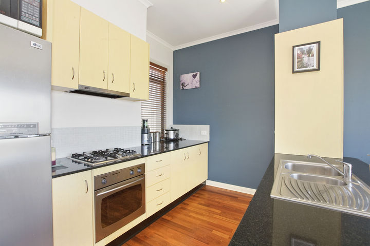 MODERN PAD WITH BREATHTAKING VIEWS!! Picture 2