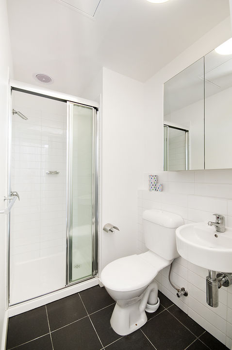 FULLY FURNISHED STUDENT APARTMENTS!! Picture 3