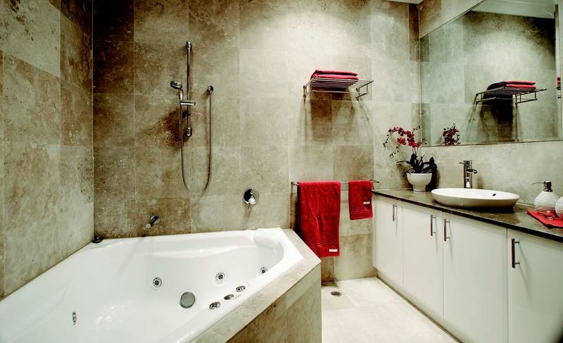 EXECUTIVE REAR TOWN RESIDENCE! Picture 2