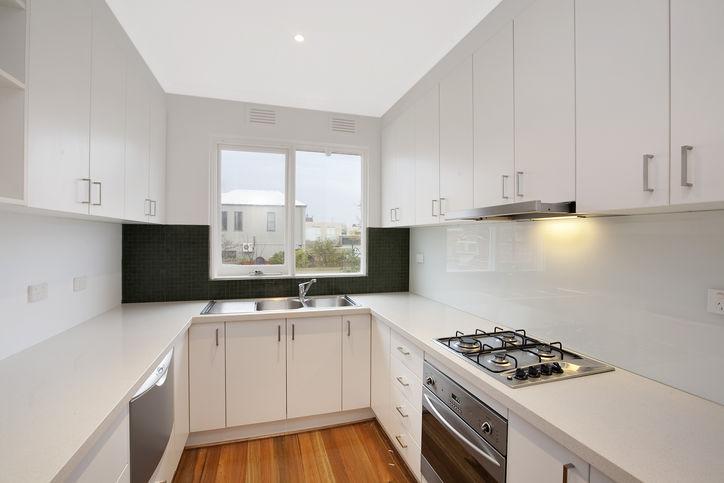 SUNNY AND SPACIOUS! Picture 2