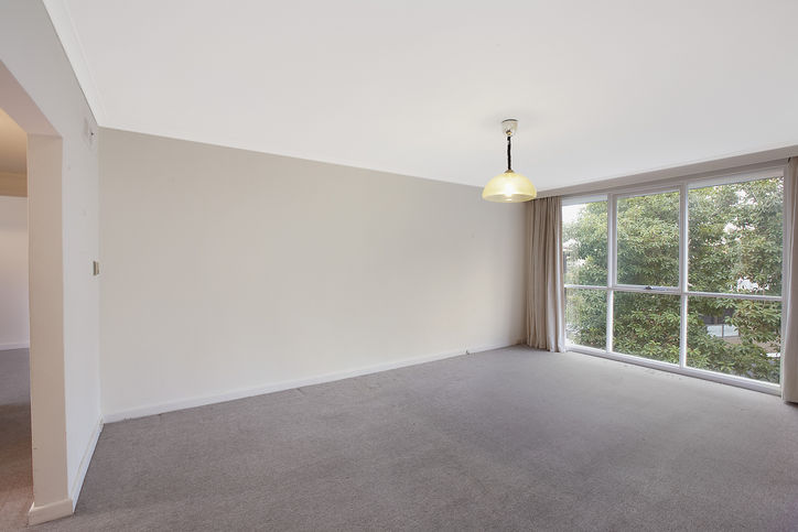 SUNNY AND SPACIOUS! Picture 3