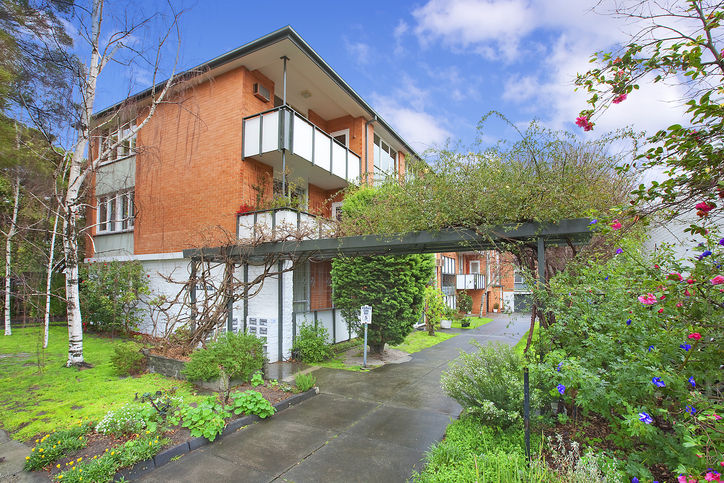 SUNNY AND SPACIOUS! Picture 1