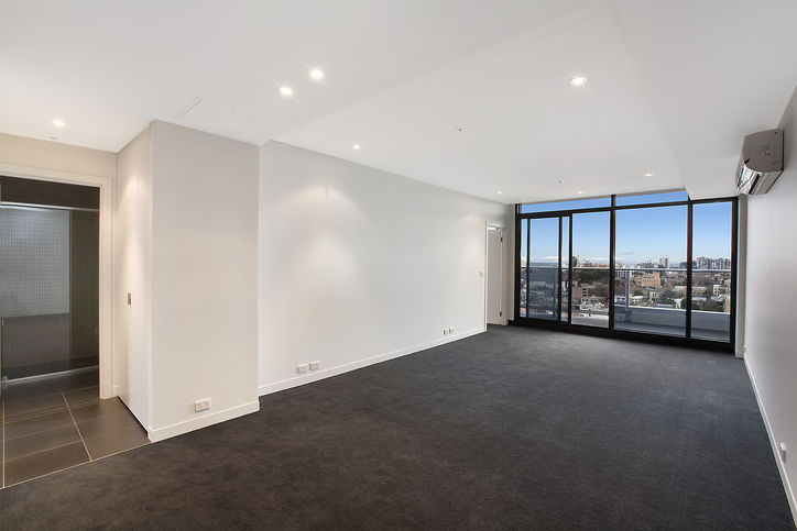 BRAND NEW APARTMENT WITH SWEEPING CITY VIEWS! Picture 1