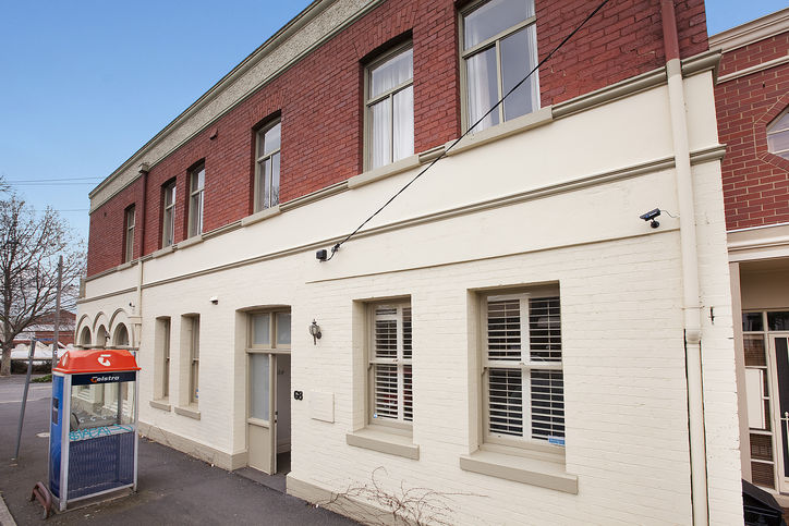 GORGEOUS HOME IN PRESTIGIOUS LOCATION! Picture 1