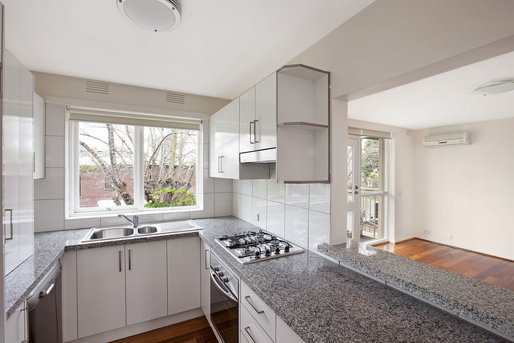 Stunning Ground Floor North Facing 2 Bedroom Apartment with Courtyard Picture 2