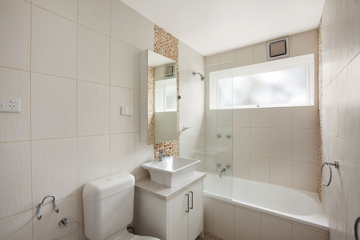 Stunning Ground Floor North Facing 2 Bedroom Apartment with Courtyard Picture 3