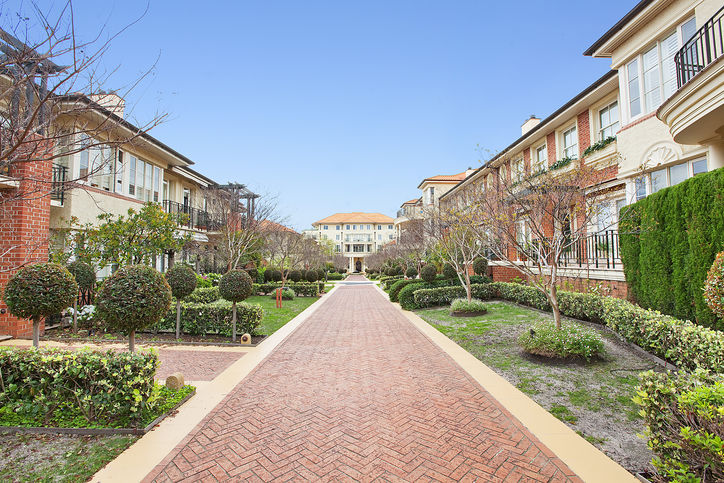 SPARKLING APARTMENT IN GARDEN SURROUNDS! Picture 1