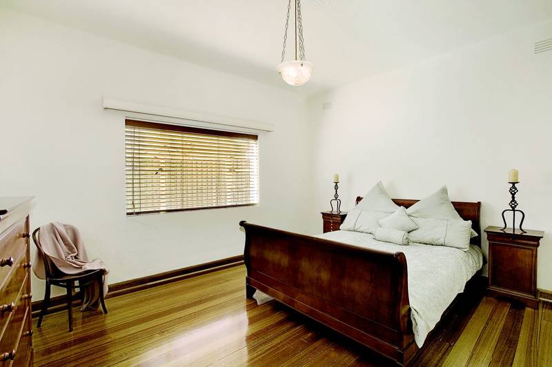 Stunning Art Deco in the heart of St. Kilda Picture 3