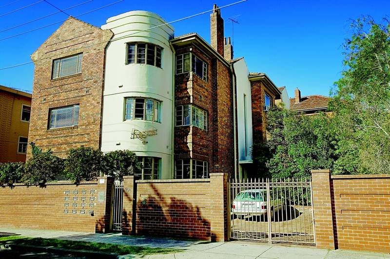 Stunning Art Deco in the heart of St. Kilda Picture 1