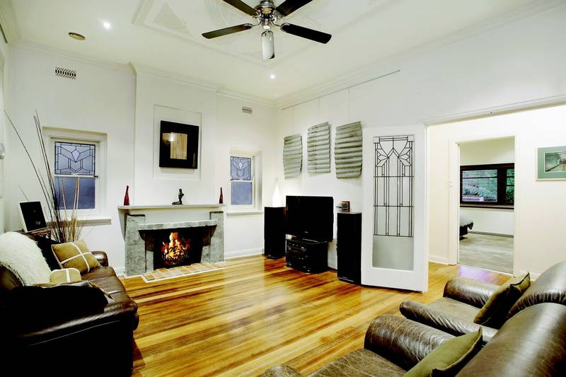 Stunning 2 Bedroom Art Deco Home with Double Car Accommodation Picture 2