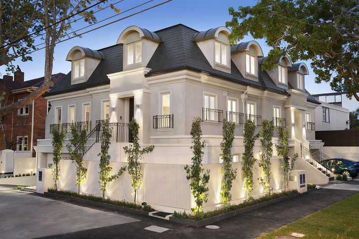 BRAND NEW LUXURIOUS EXECUTIVE RESIDENCE! Picture 1