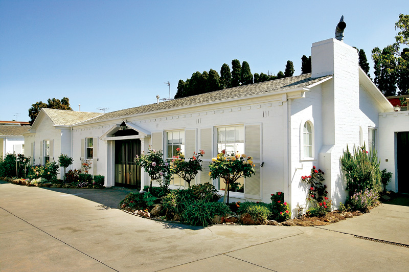 Magnificently Presented 3 Bedroom Villa with Double Car Accommodation Picture 1