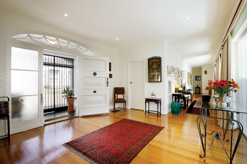 Magnificently Presented 3 Bedroom Villa with Double Car Accommodation Picture 2